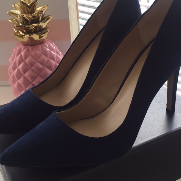 Saks’s Fifth Avenue Blue Suede Pumps - Picture 2 of 4